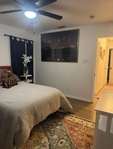 Holiday home Charming 2-bed House In Worth Walking Distance To Dickies And Will Rogers *